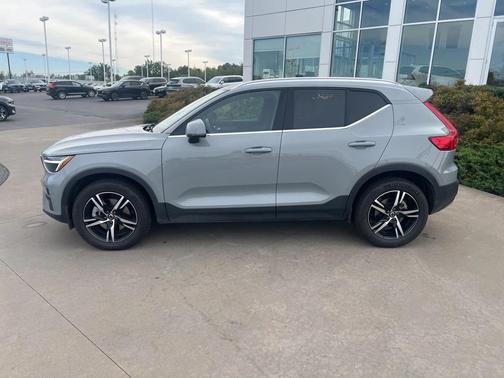 2025 Volvo XC40 B5 Core Bright Theme