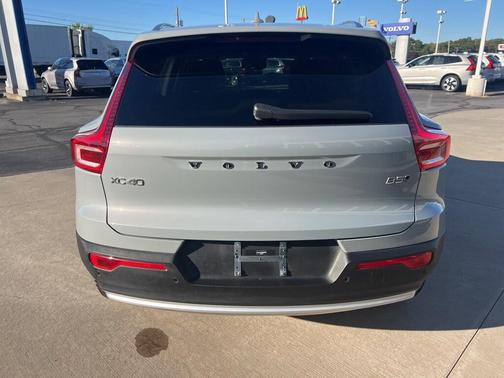 2025 Volvo XC40 B5 Core Bright Theme