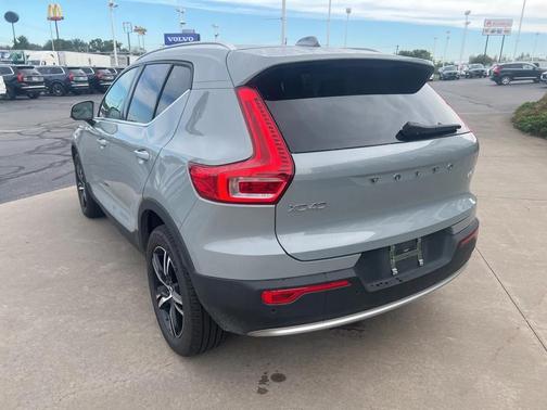 2025 Volvo XC40 B5 Core Bright Theme
