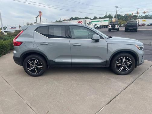 2025 Volvo XC40 B5 Core Bright Theme