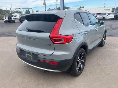 2025 Volvo XC40 B5 Core Bright Theme