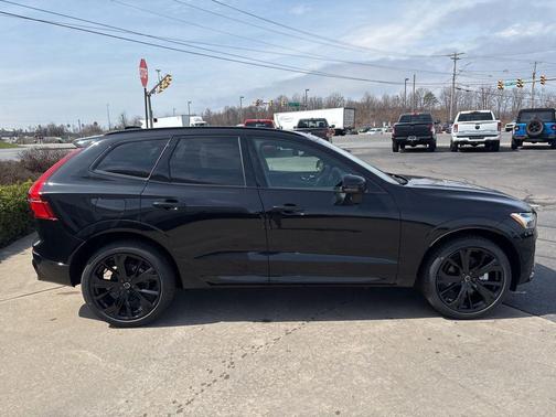 Onyx Black Metallic 2026 Volvo XC60 B5 Ultra Black Edition
