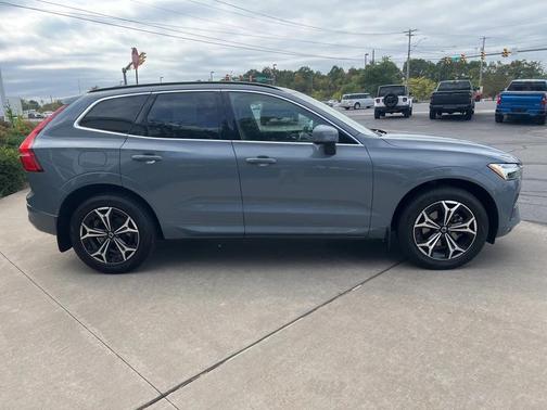 2022 Volvo XC60 B5 Momentum