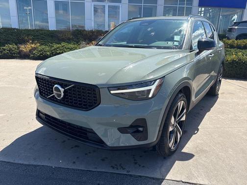 Sage Green Metallic 2025 Volvo XC40 B5 Ultra Dark Theme