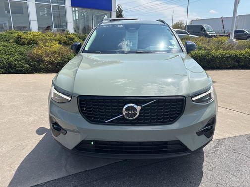 Sage Green Metallic 2025 Volvo XC40 B5 Ultra Dark Theme