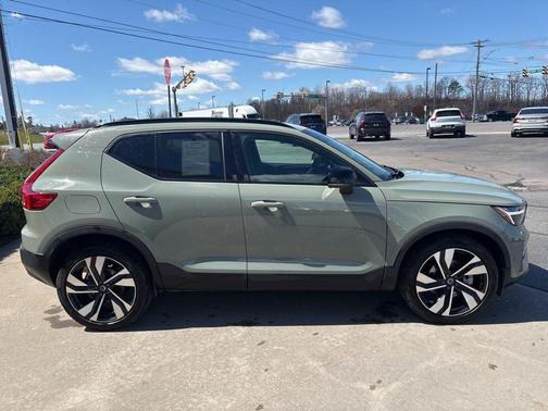 Sage Green Metallic 2025 Volvo XC40 B5 Ultra Dark Theme