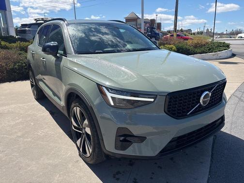 Sage Green Metallic 2025 Volvo XC40 B5 Ultra Dark Theme