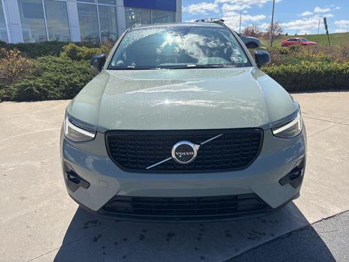Sage Green Metallic 2025 Volvo XC40 B5 Ultra Dark Theme