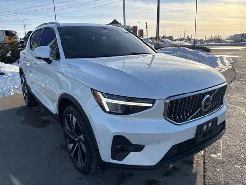 2023 Volvo XC40 B5 Plus Bright Theme