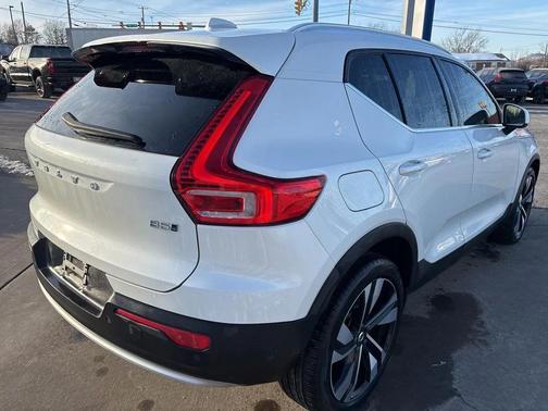 2023 Volvo XC40 B5 Plus Bright Theme