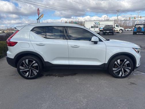 2023 Volvo XC40 B5 Plus Bright Theme