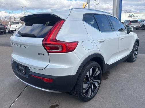 2023 Volvo XC40 B5 Plus Bright Theme