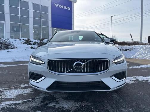 2022 Volvo S60 Recharge Plug-In Hybrid T8 Inscription