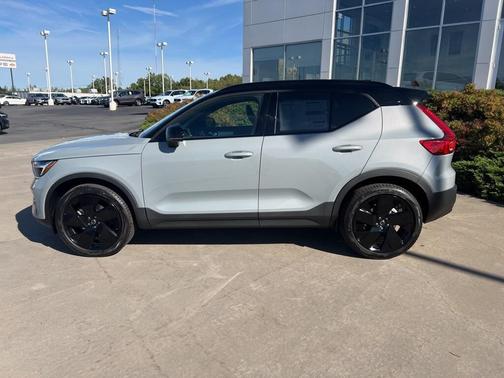 2026 Volvo XC40 B5 Ultra Black Edition