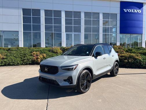 Vapour Grey Metallic 2026 Volvo XC40 Black Edition Ultra, B5 AWD Gas (mild hybrid)