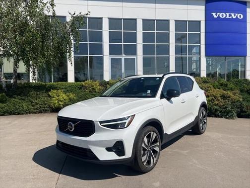 2023 Volvo XC40 B5 Plus Dark Theme