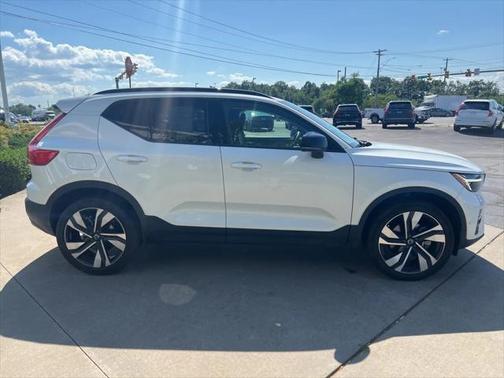 2023 Volvo XC40 B5 Plus Dark Theme