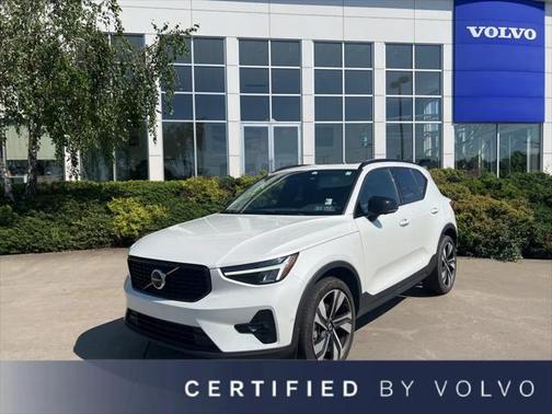 2023 Volvo XC40 B5 Plus Dark Theme