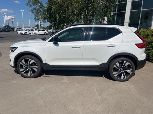 2023 Volvo XC40 B5 Plus Dark Theme