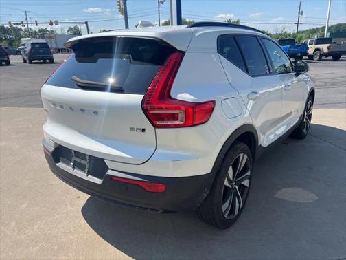 2023 Volvo XC40 B5 Plus Dark Theme