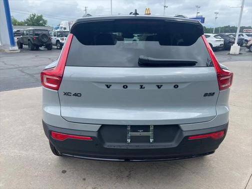 2026 Volvo XC40 B5 Ultra Black Edition