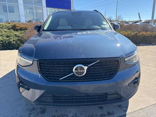 2026 Volvo XC40 Ultra, B5 AWD Gas (mild hybrid), Dark