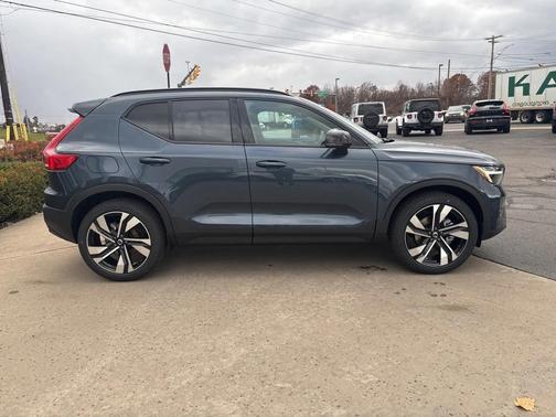 2026 Volvo XC40 B5 Plus