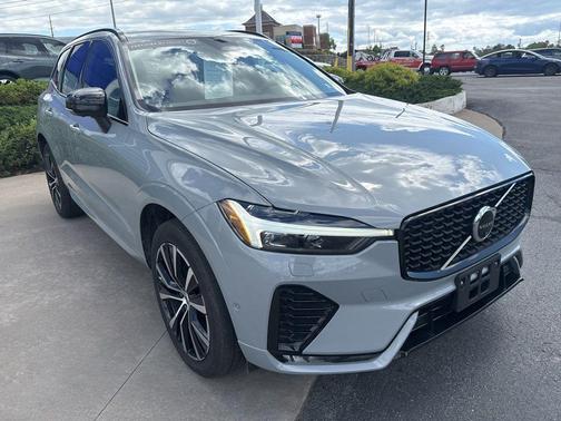 Vapour Grey Metallic 2024 Volvo XC60 B5 Plus Dark Theme