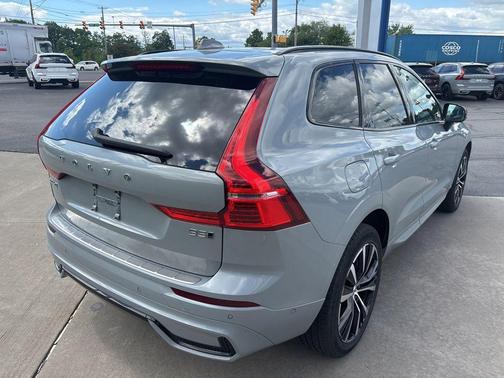 Vapour Grey Metallic 2024 Volvo XC60 B5 Plus Dark Theme