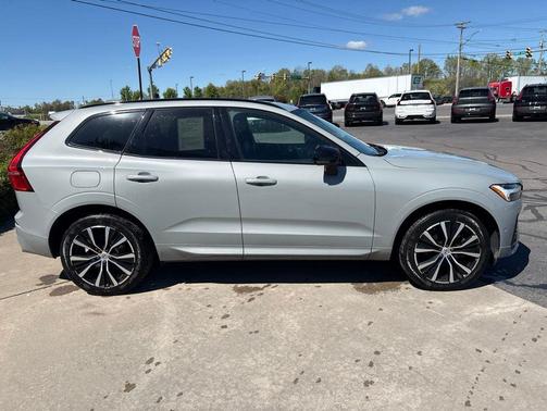 Vapour Grey Metallic 2024 Volvo XC60 B5 Plus Dark Theme