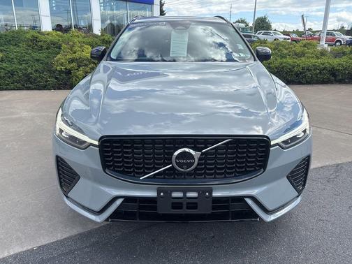 Vapour Grey Metallic 2024 Volvo XC60 B5 Plus Dark Theme