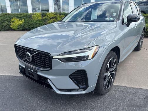 Vapour Grey Metallic 2024 Volvo XC60 B5 Plus Dark Theme