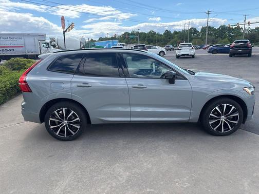 Vapour Grey Metallic 2024 Volvo XC60 B5 Plus Dark Theme