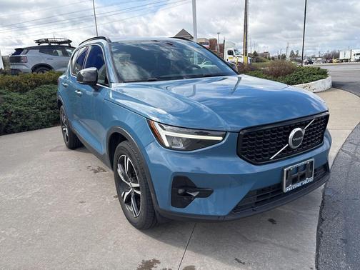 Fjord Blue Metallic 2023 Volvo XC40 B5 Plus Dark Theme