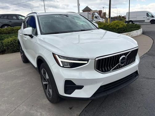 Crystal White Pearl 2025 Volvo XC40 B5 Core Bright Theme