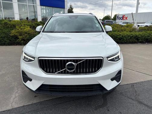 Crystal White Pearl 2025 Volvo XC40 B5 Core Bright Theme