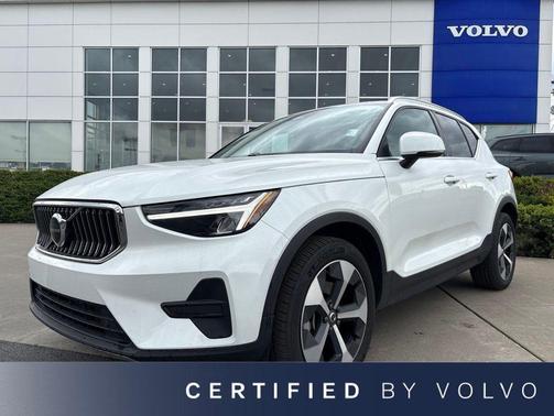Crystal White Pearl 2025 Volvo XC40 B5 Core Bright Theme