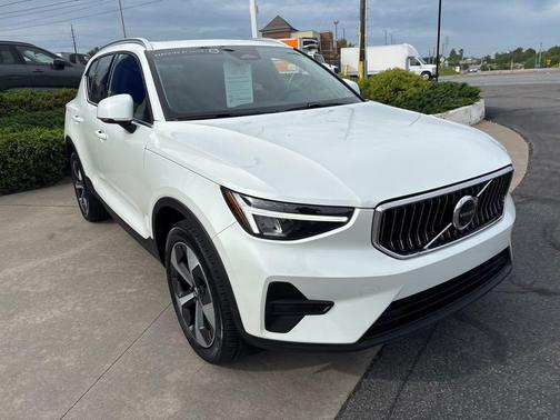 Crystal White Pearl 2025 Volvo XC40 B5 Core Bright Theme