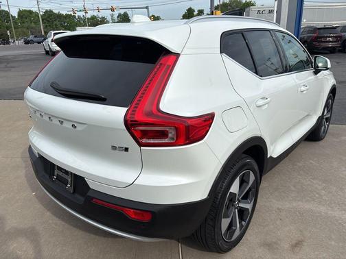 Crystal White Pearl 2025 Volvo XC40 B5 Core Bright Theme
