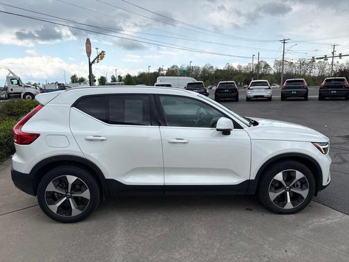 Crystal White Pearl 2025 Volvo XC40 B5 Core Bright Theme