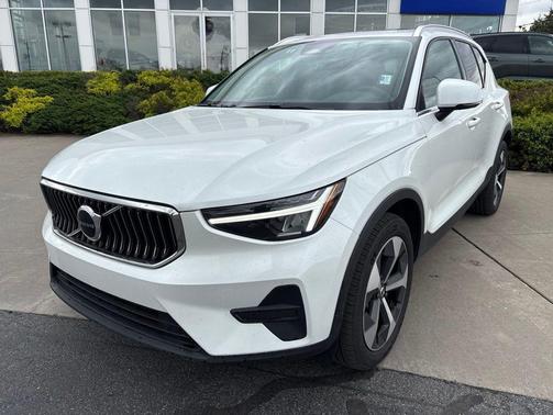 Crystal White Pearl 2025 Volvo XC40 B5 Core Bright Theme