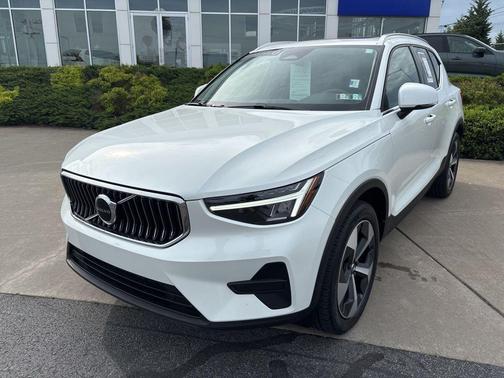 Crystal White Pearl 2025 Volvo XC40 B5 Core Bright Theme