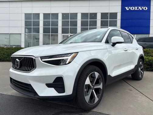 Crystal White Pearl 2025 Volvo XC40 B5 Core Bright Theme