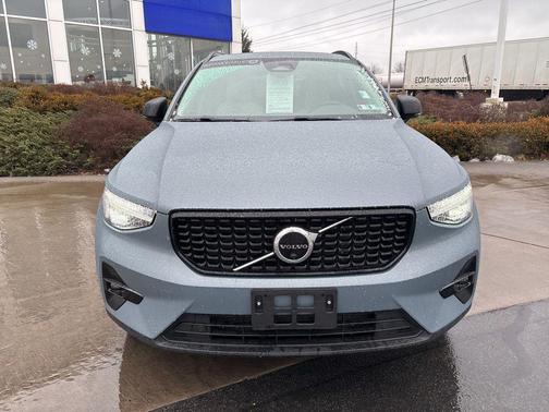 2023 Volvo XC40 B5 Plus Dark Theme