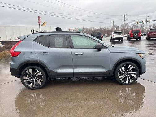 2023 Volvo XC40 B5 Plus Dark Theme