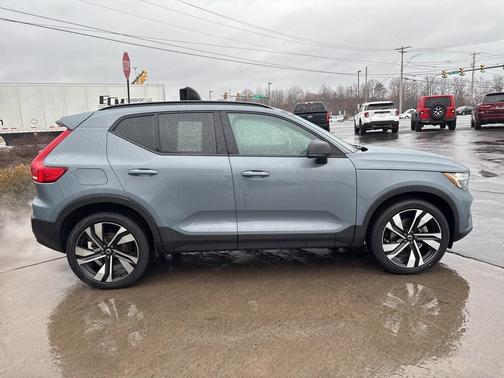 2023 Volvo XC40 B5 Plus Dark Theme