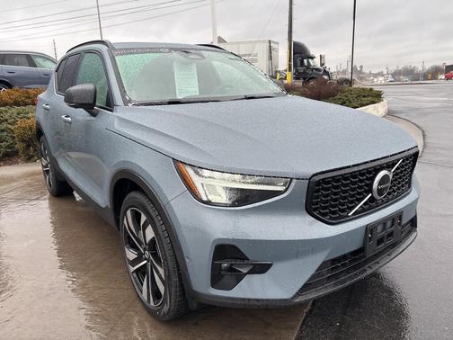 2023 Volvo XC40 B5 Plus Dark Theme