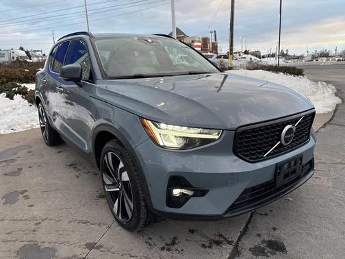 2023 Volvo XC40 B5 Plus Dark Theme
