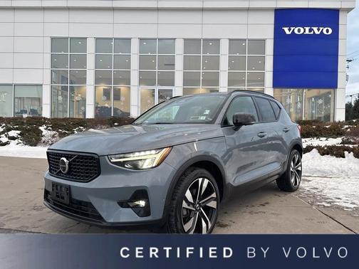 2023 Volvo XC40 B5 Plus Dark Theme