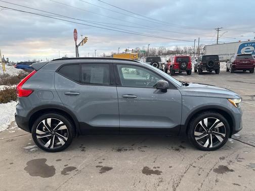 2023 Volvo XC40 B5 Plus Dark Theme